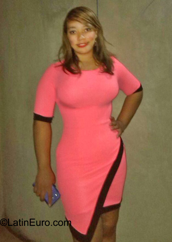 Date this voluptuous Dominican Republic girl Yesenia from Santo Domingo DO23547