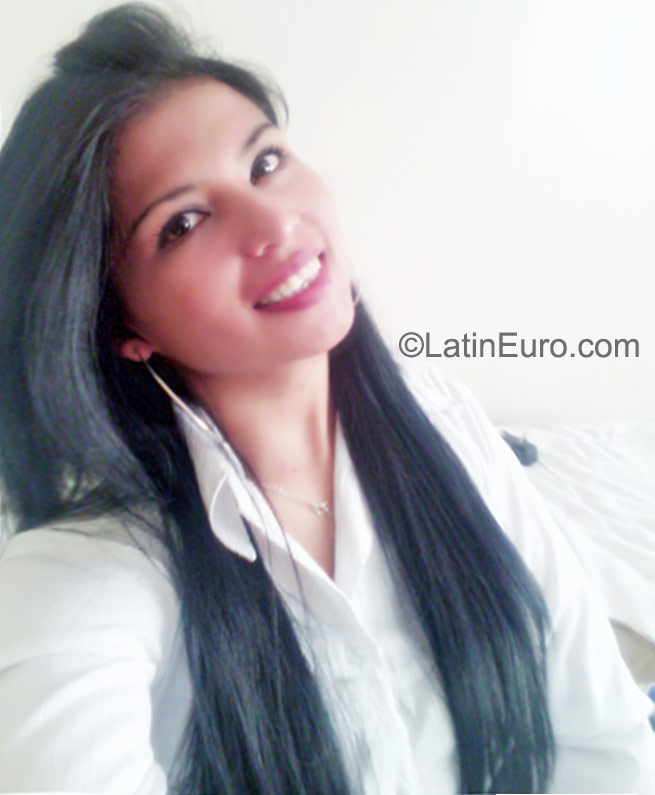 Date this sensual Colombia girl Danna from Bogota CO18165