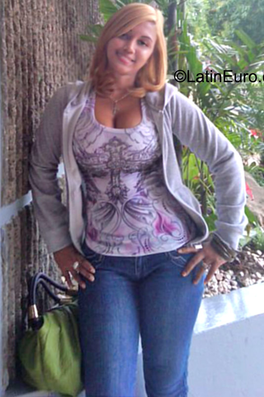 Date this delightful Dominican Republic girl Stephany from Santo Domingo DO23660