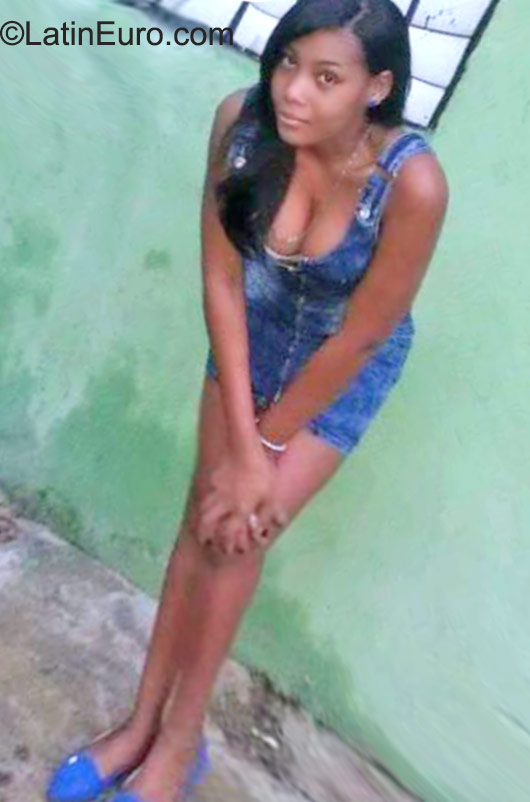 Date this nice looking Dominican Republic girl Mariel from Santo Domingo DO23665