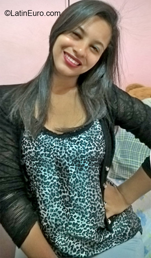 Date this nice looking Brazil girl Nathalia from Recife BR9488