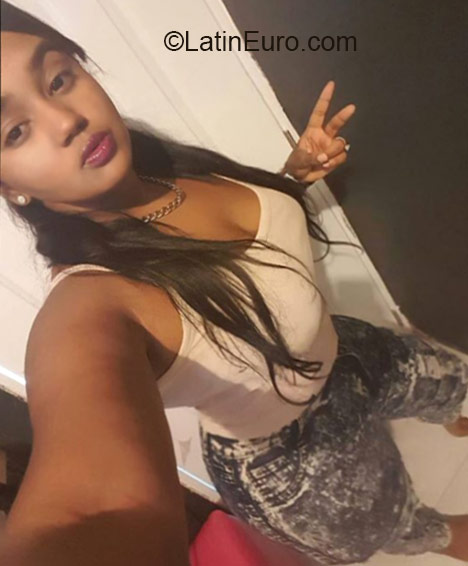 Date this nice looking Dominican Republic girl Shuly from Santiago DO23731