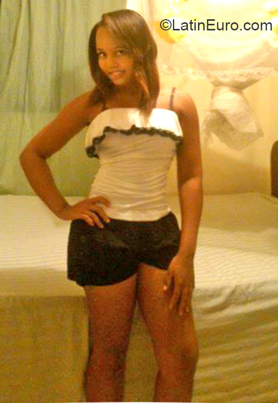 Date this nice looking Dominican Republic girl Shenell from Santo Domingo DO25149