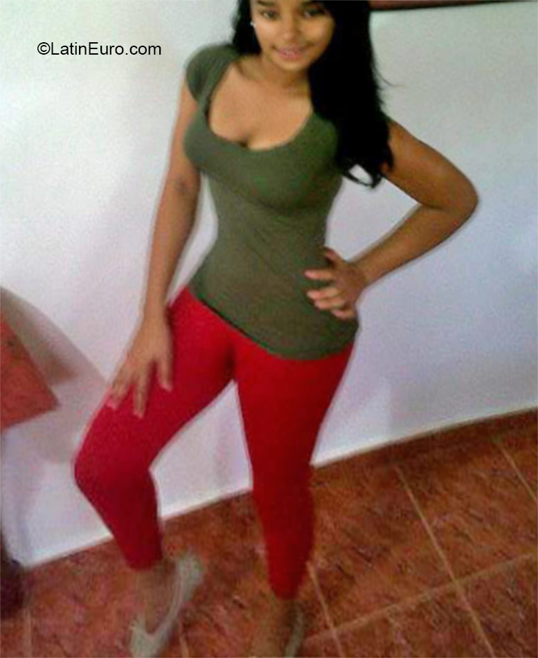 Date this athletic Dominican Republic girl Genesis from Santo Domingo DO24105