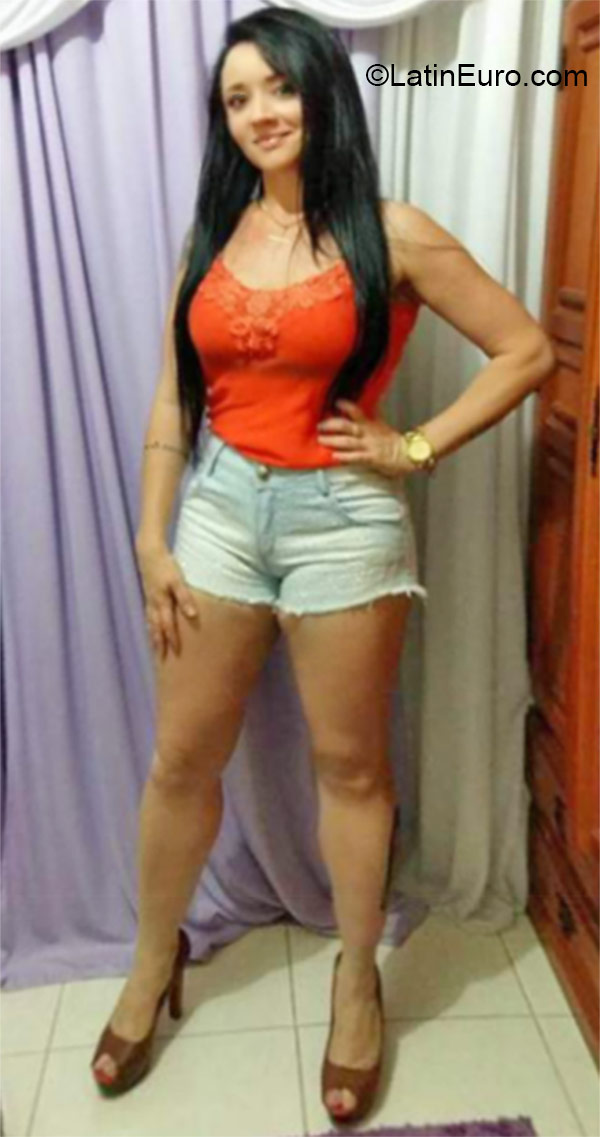 Date this good-looking Brazil girl Barbara from Rio De Janeiro BR9525