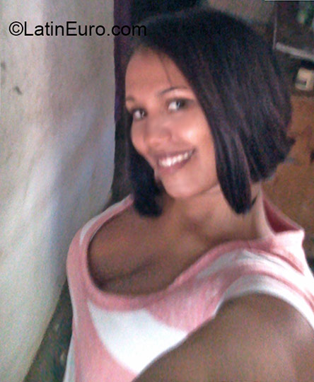 Date this fun Dominican Republic girl Yesenia from Santo Domingo DO24231