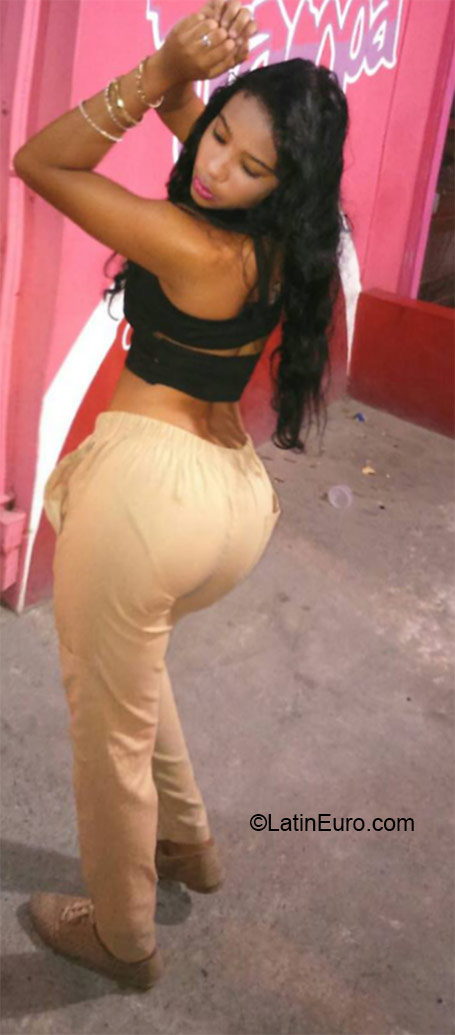 Date this delightful Dominican Republic girl Armairenes from Santo Domingo DO24287