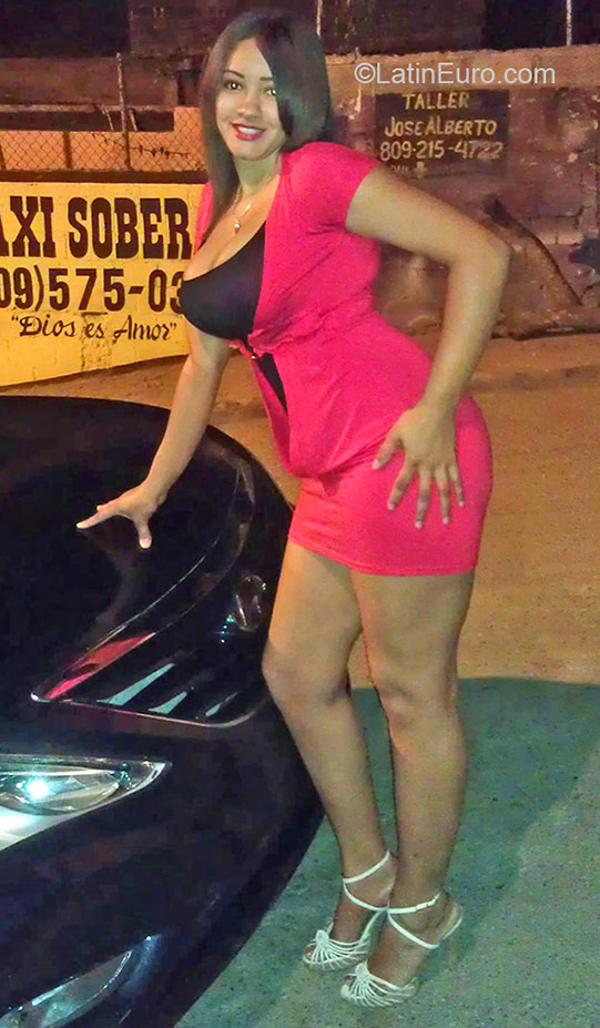 Date this foxy Dominican Republic girl Winafer from Santiago DO24304