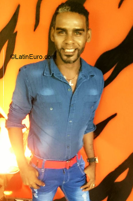 Date this gorgeous Dominican Republic man Nestor from Santo Domingo DO24340