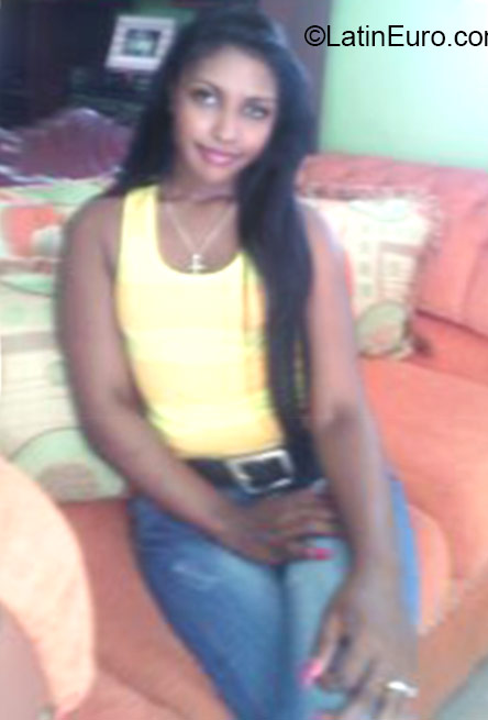 Date this foxy Dominican Republic girl Stephany from Santo Domingo DO24473