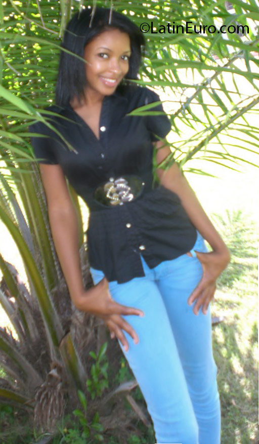Date this pretty Dominican Republic girl Esthefany from Santo Domingo DO24610