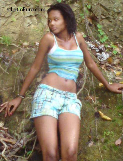 Date this pretty Dominican Republic girl Violet from Santo Domingo DO24639