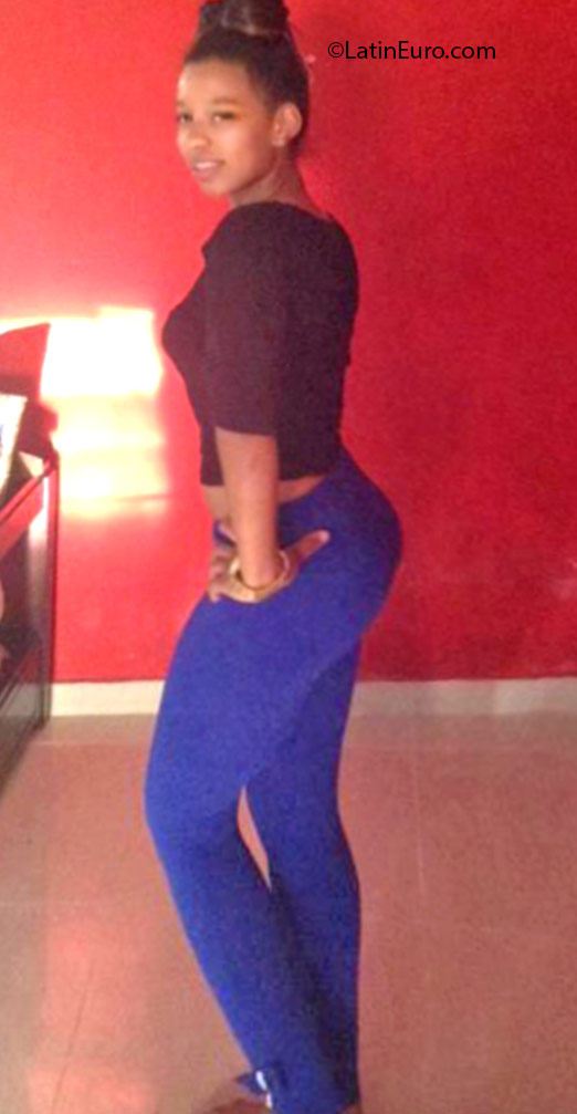 Date this young Dominican Republic girl Elizabeth from Santo Domingo DO24653