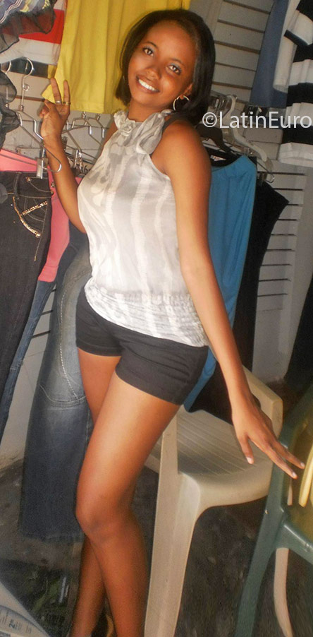 Date this pretty Dominican Republic girl Estefany from Santo Domingo DO24667