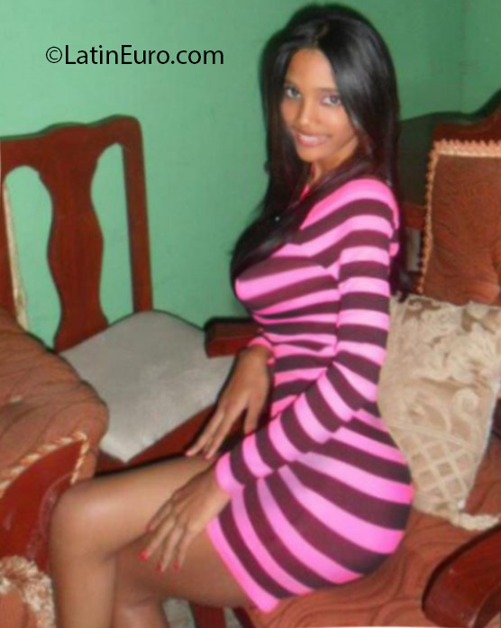 Date this foxy Dominican Republic girl Albenia from Santo Domingo DO24917