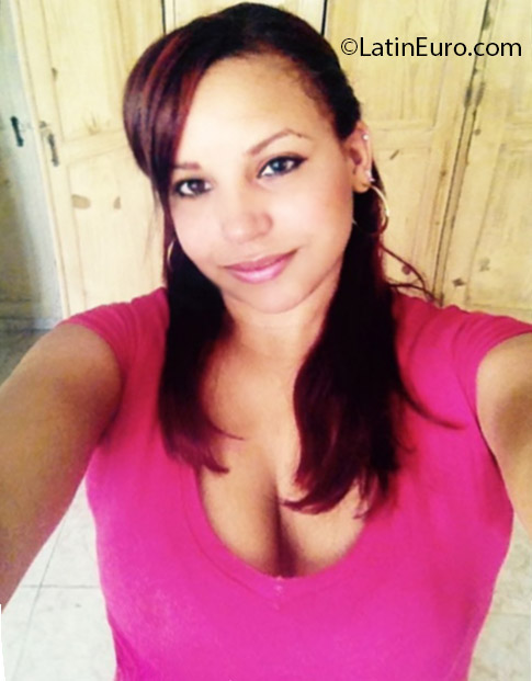 Date this good-looking Dominican Republic girl Caro from Santiago DO24977