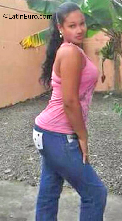 Date this sensual Dominican Republic girl Camen from Bonao DO24978