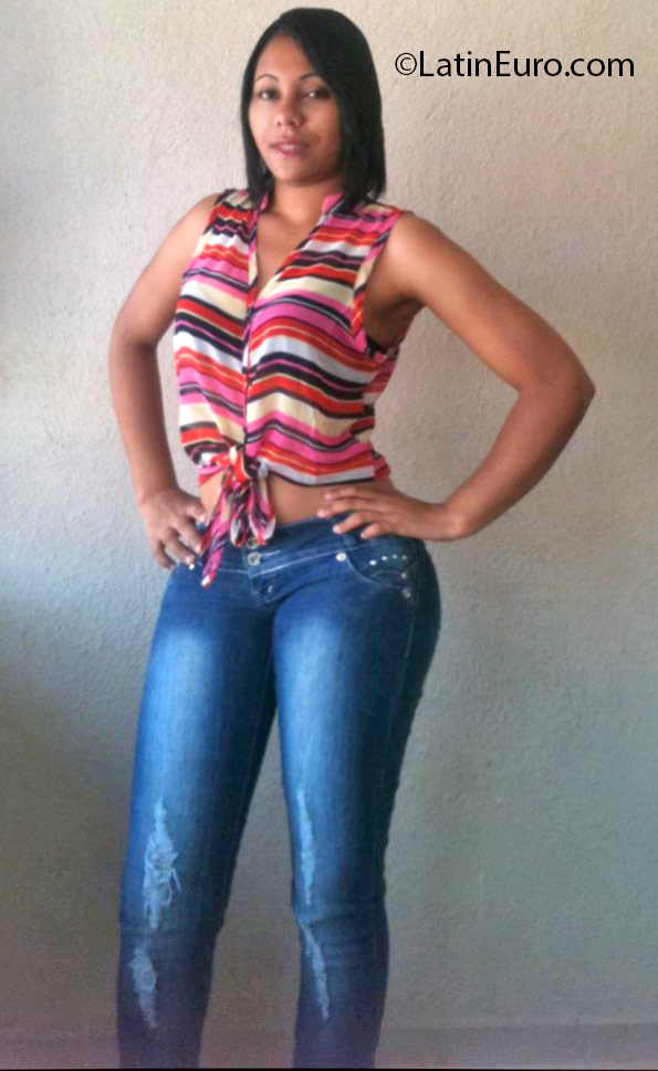 Date this sultry Dominican Republic girl Yesenia from Santo Domingo DO25001