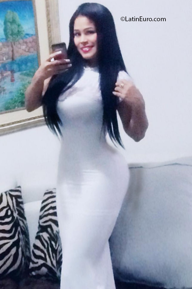 Date this lovely Colombia girl Paola from Cali CO18697