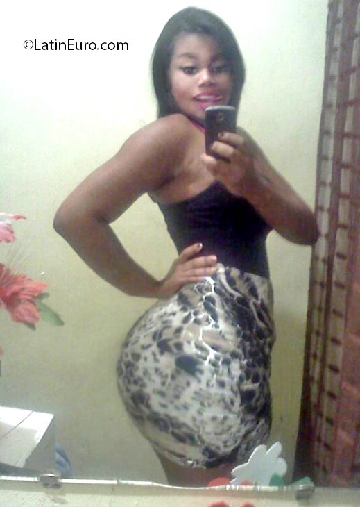 Date this georgeous Dominican Republic girl Sarah from Santo Domingo DO25407