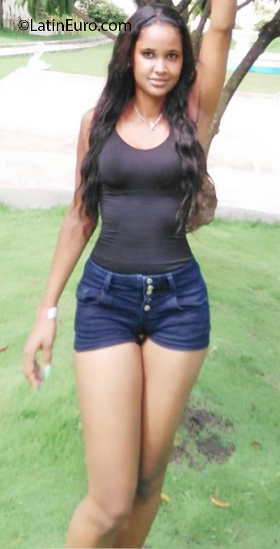 Date this delightful Dominican Republic girl Nikaury from Santo Domingo DO25429