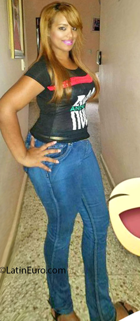 Date this sultry Dominican Republic girl Yacerys from Santo Domingo DO25470