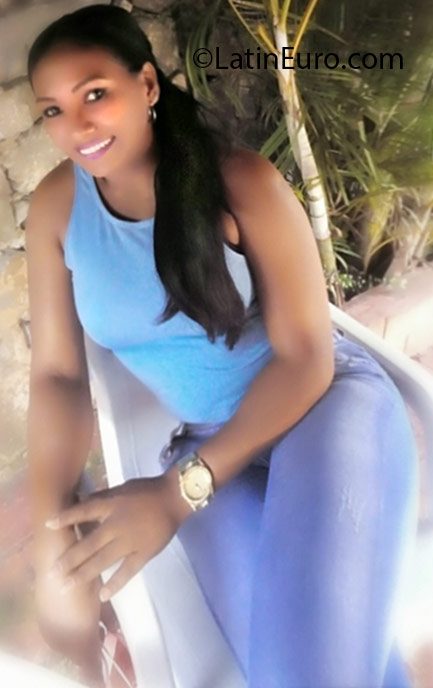 Date this lovely Dominican Republic girl Leslye from Santo Domingo DO25644