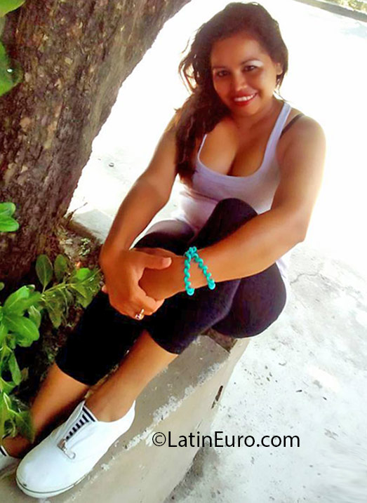 Date this sensual Honduras girl Dairla from San Pedro Sula HN2173