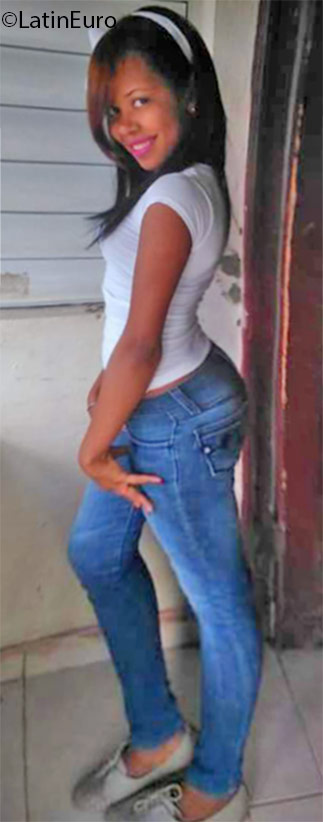 Date this nice looking Dominican Republic girl Leidy from Santo Domingo DO25796