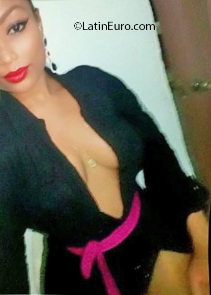 Date this nice looking Dominican Republic girl Caroline from Santiago DO25801