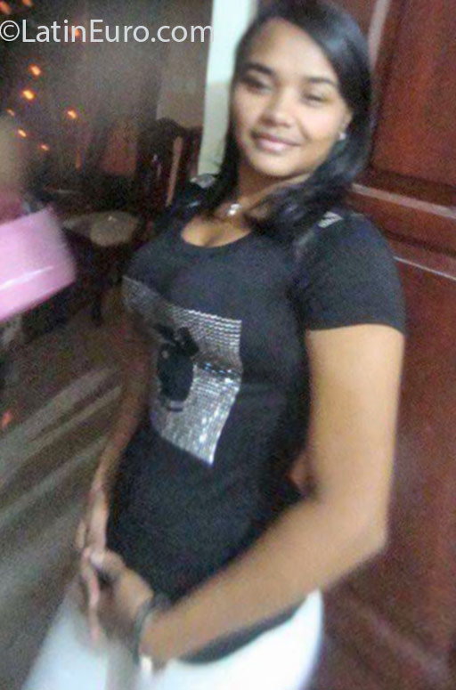 Date this pretty Dominican Republic girl Bentia from Santo Domingo DO25817