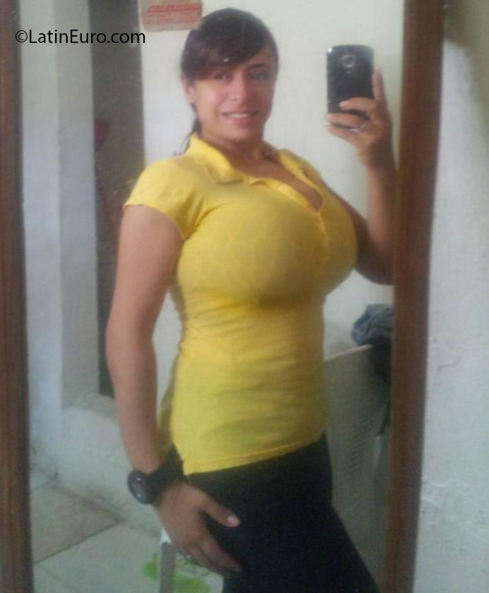 Date this sultry Dominican Republic girl Yessenia from Santiago DO25850