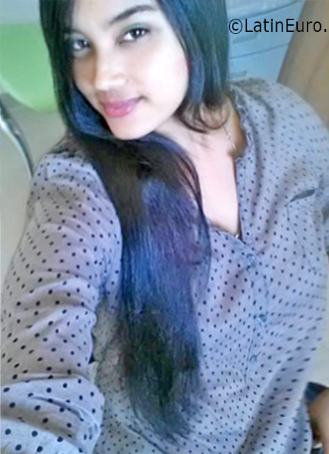 Date this gorgeous Dominican Republic girl Flor from Santo Domingo DO25955
