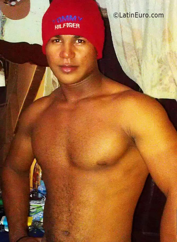 Date this athletic Dominican Republic man Edgar from Santo Domingo DO25997