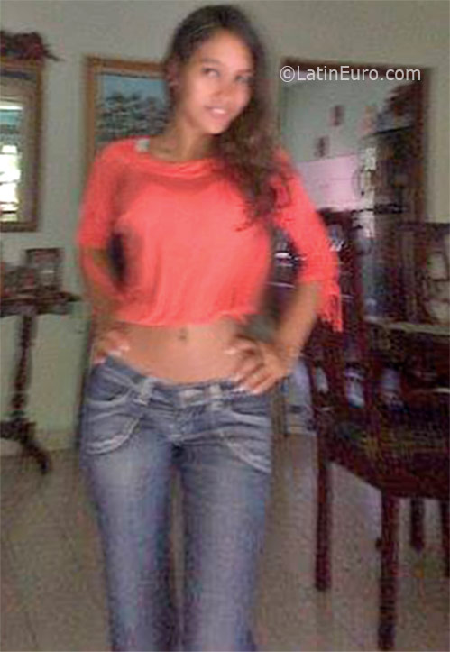 Date this pretty Dominican Republic girl Clara from Santo Domingo DO26090