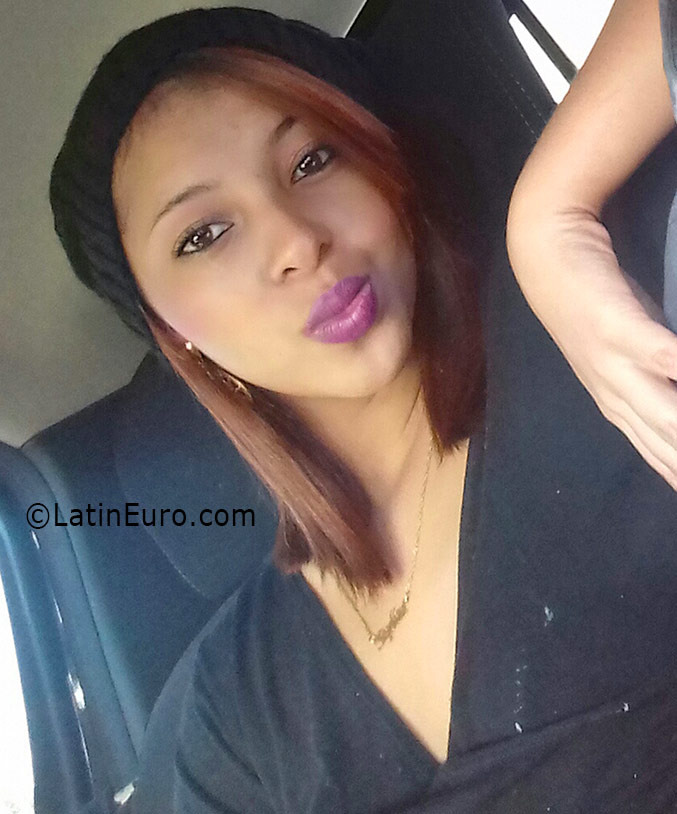 Date this attractive Brazil girl Marcelle from Rio De Janeiro BR9714