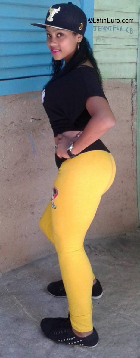 Date this hard body Dominican Republic girl Yenkelie from Santiago DO26148