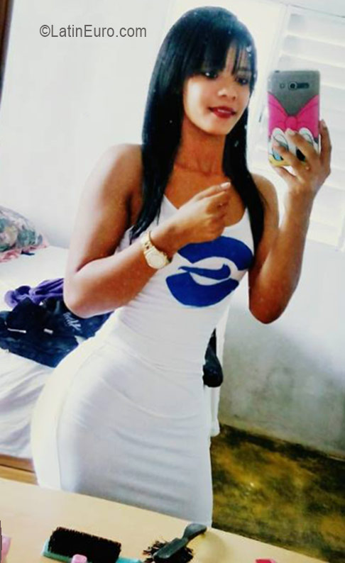 Date this stunning Dominican Republic girl Carolin from Santo Domingo DO26153
