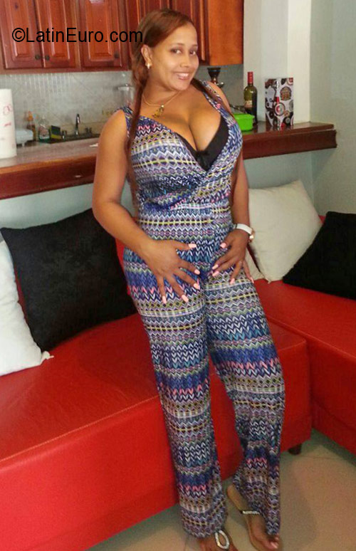Date this stunning Dominican Republic girl Carmen from Santo Domingo DO26221