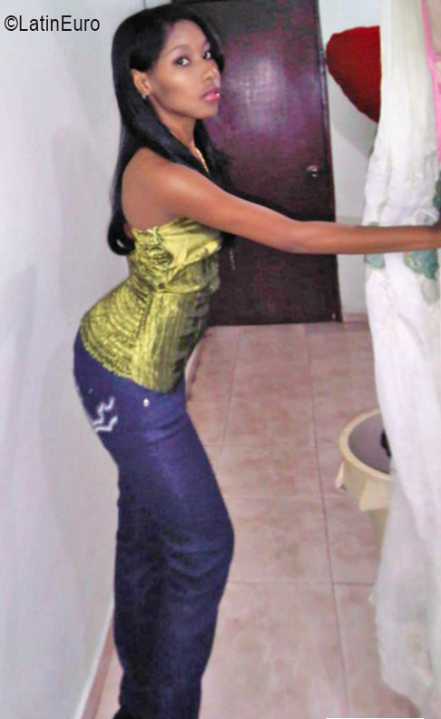 Date this good-looking Dominican Republic girl Dileiny from Santo Domingo DO26283