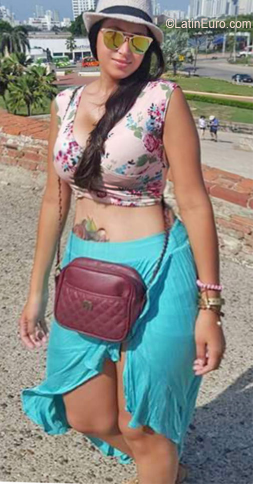 Date this beautiful Colombia girl Veronica from Ibaque CO19427