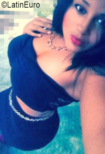Date this sultry Dominican Republic girl Estrella from Santiago DO26523
