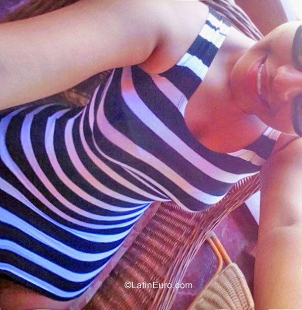 Date this gorgeous Dominican Republic girl Nicole from Santo Domingo DO26596