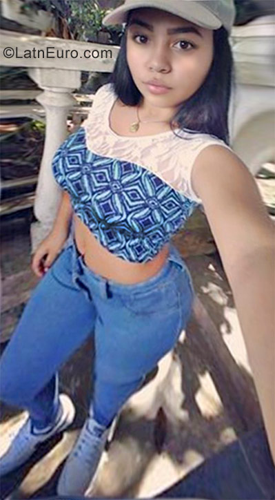 Date this attractive Venezuela girl Liiana from Caracas VE804