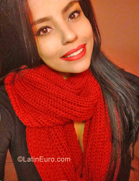 Date this attractive United States girl Tayana from Newark US17702