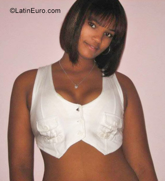 Date this sensual Dominican Republic girl Merlyn from Santo Domingo DO27002
