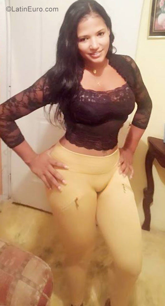 Date this nice looking Dominican Republic girl Amarilis from Santo Domingo DO27024