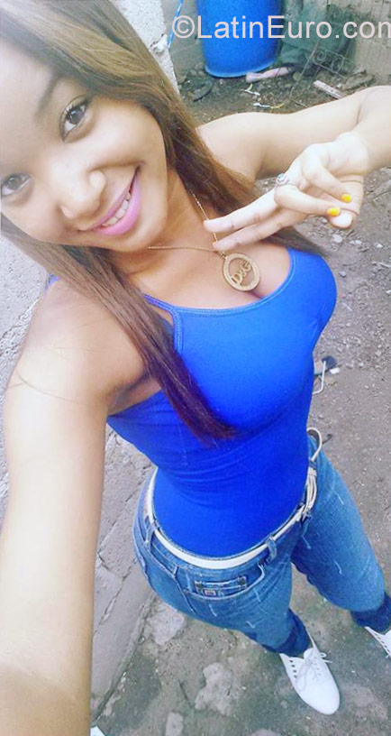 Date this sensual Dominican Republic girl Alexandra from La Romana DO27038