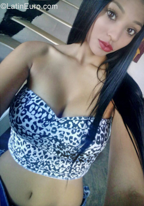 Date this nice looking Colombia girl Tatiana from Medellin CO19940