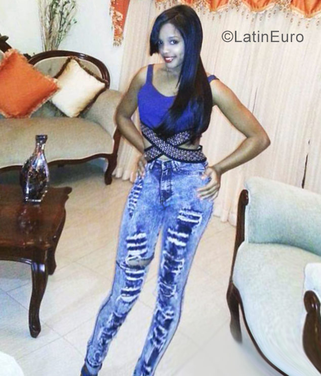Date this hard body Dominican Republic girl Karina from Higuey DO27198